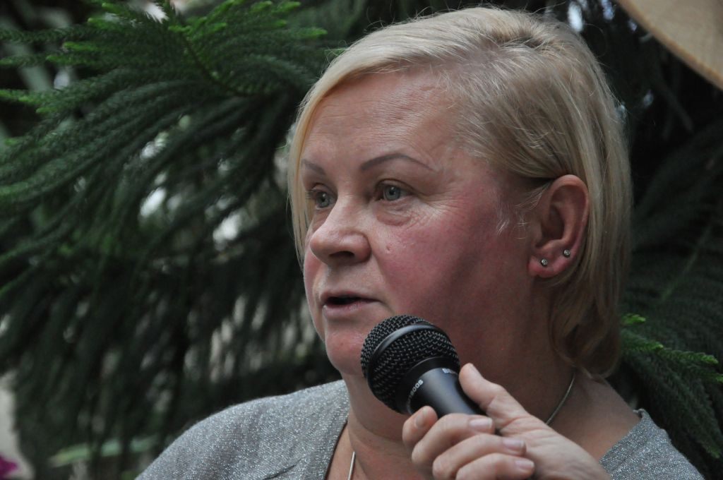 Seniorzy w świecie muzyki, poezji i kwiatów