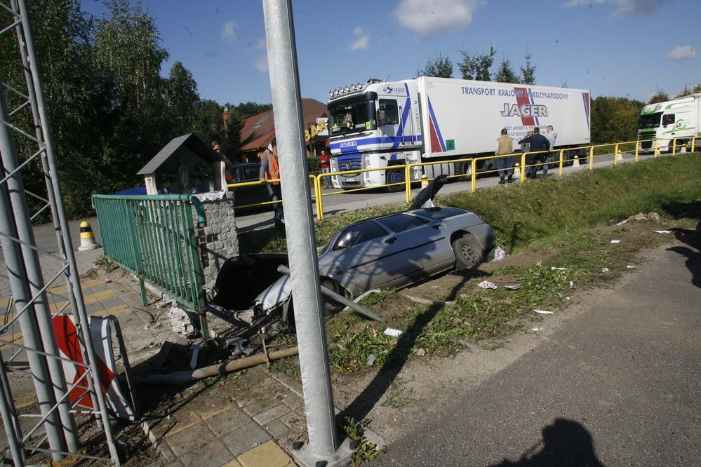 Uciekali przed policją i wjechali do rowu!