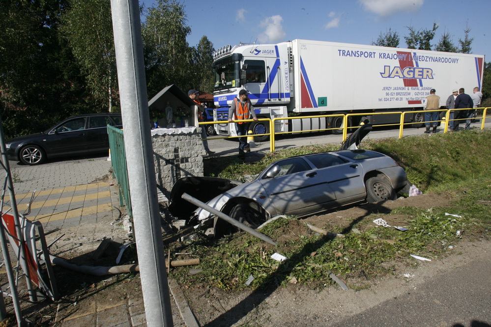 Uciekali przed policją i wjechali do rowu!