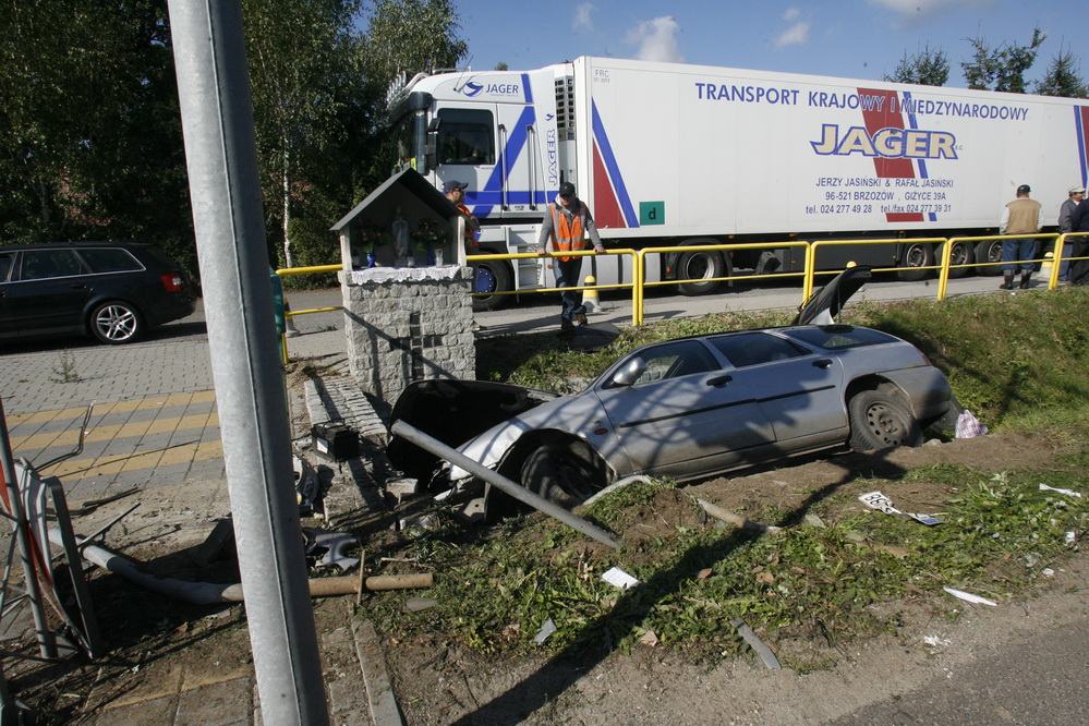 Uciekali przed policją i wjechali do rowu!