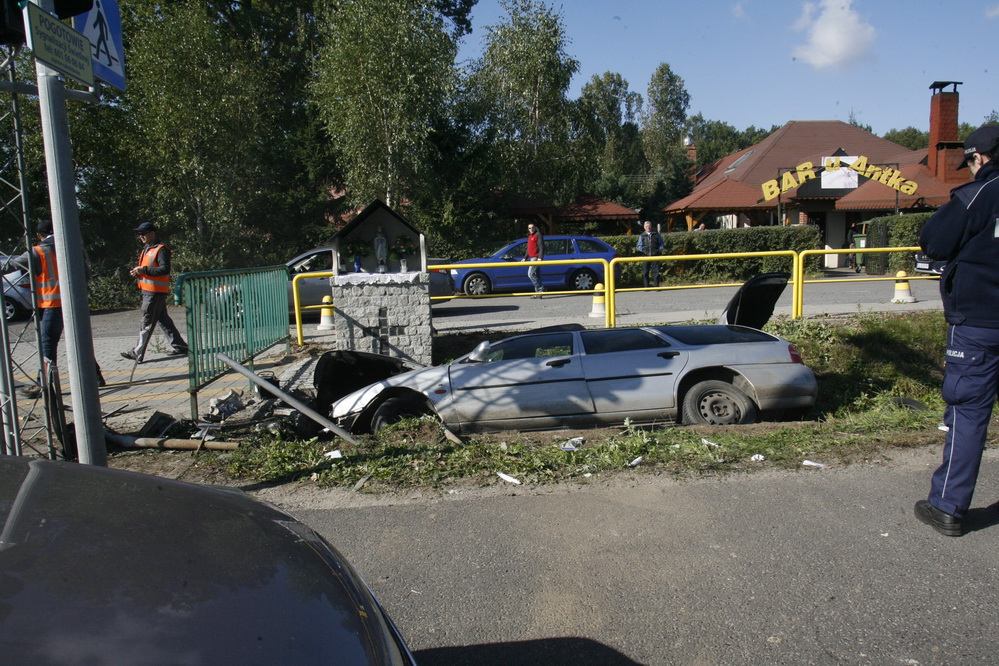 Uciekali przed policją i wjechali do rowu!