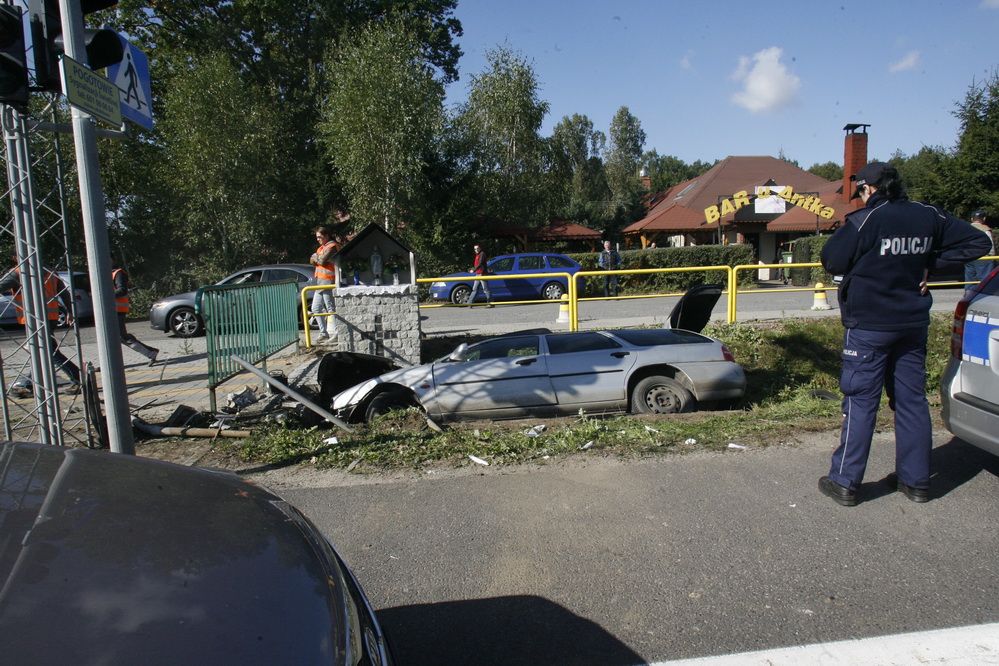 Uciekali przed policją i wjechali do rowu!