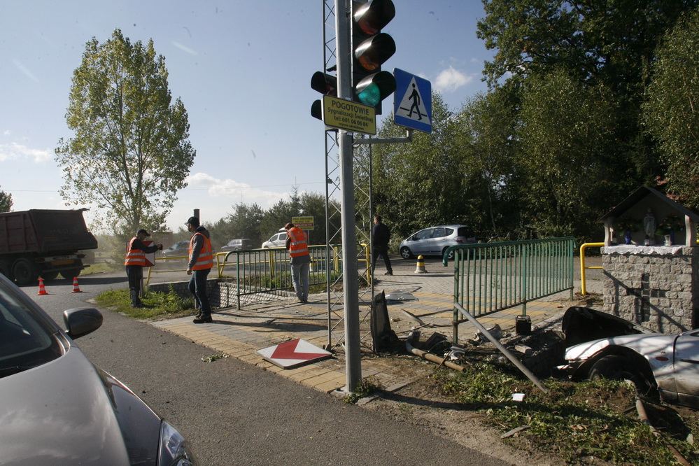 Uciekali przed policją i wjechali do rowu!