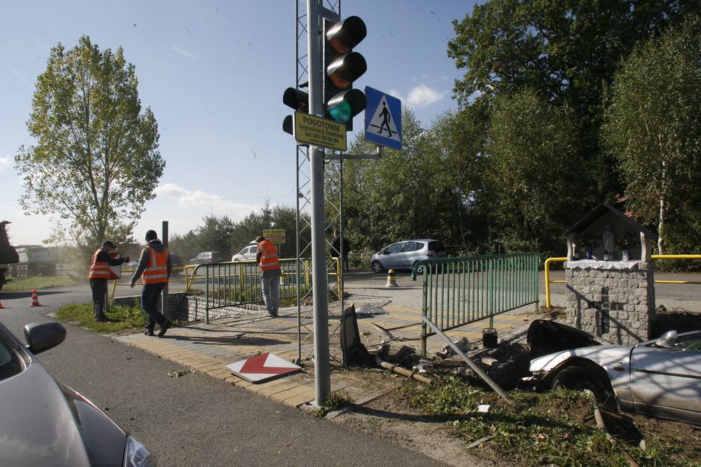Uciekali przed policją i wjechali do rowu!