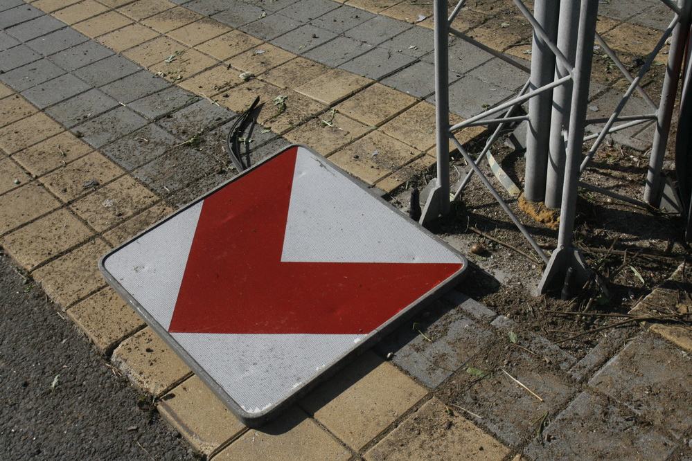 Uciekali przed policją i wjechali do rowu!