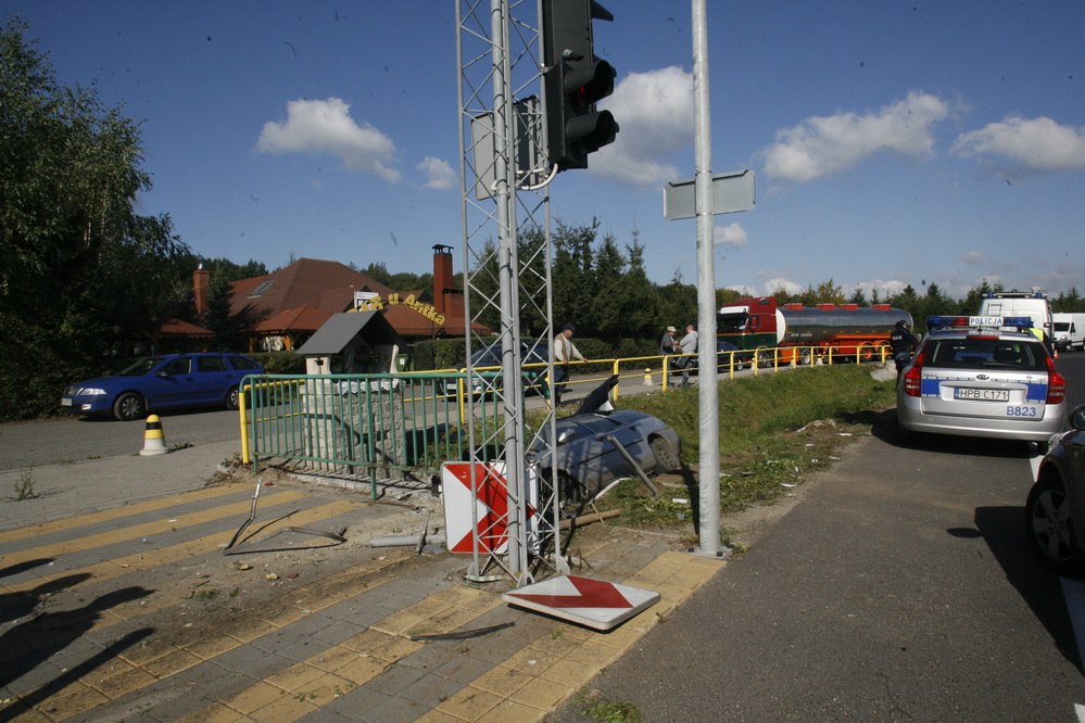 Uciekali przed policją i wjechali do rowu!