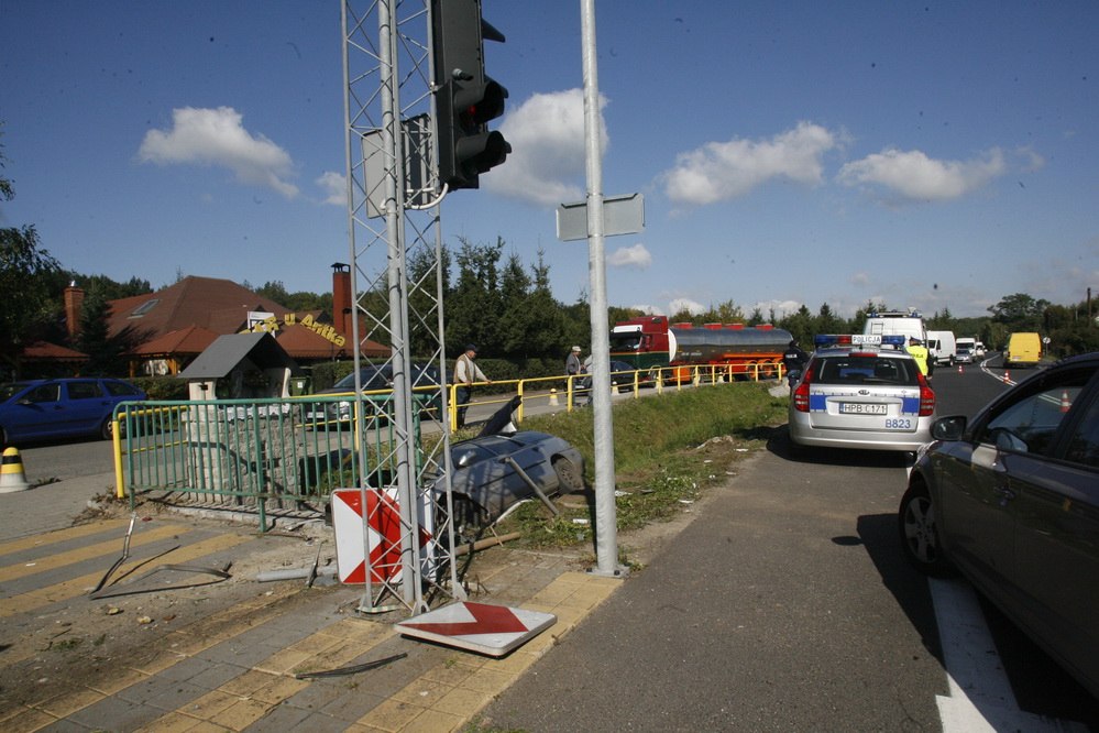 Uciekali przed policją i wjechali do rowu!