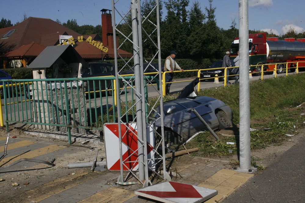 Uciekali przed policją i wjechali do rowu!