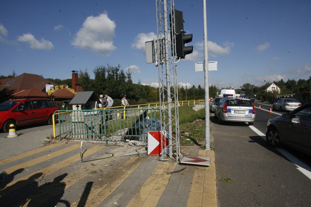 Uciekali przed policją i wjechali do rowu!