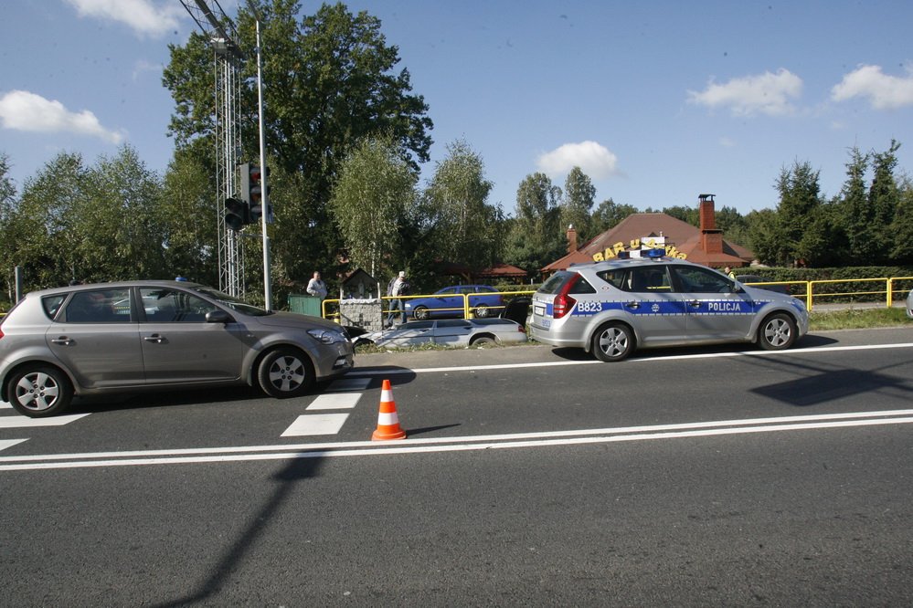 Uciekali przed policją i wjechali do rowu!