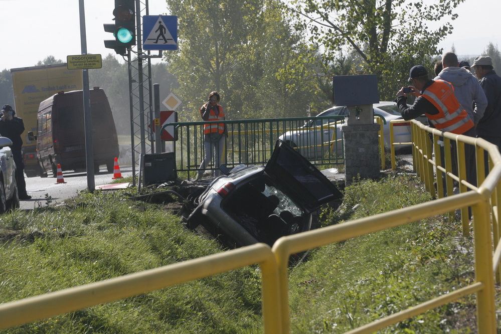 Uciekali przed policją i wjechali do rowu!