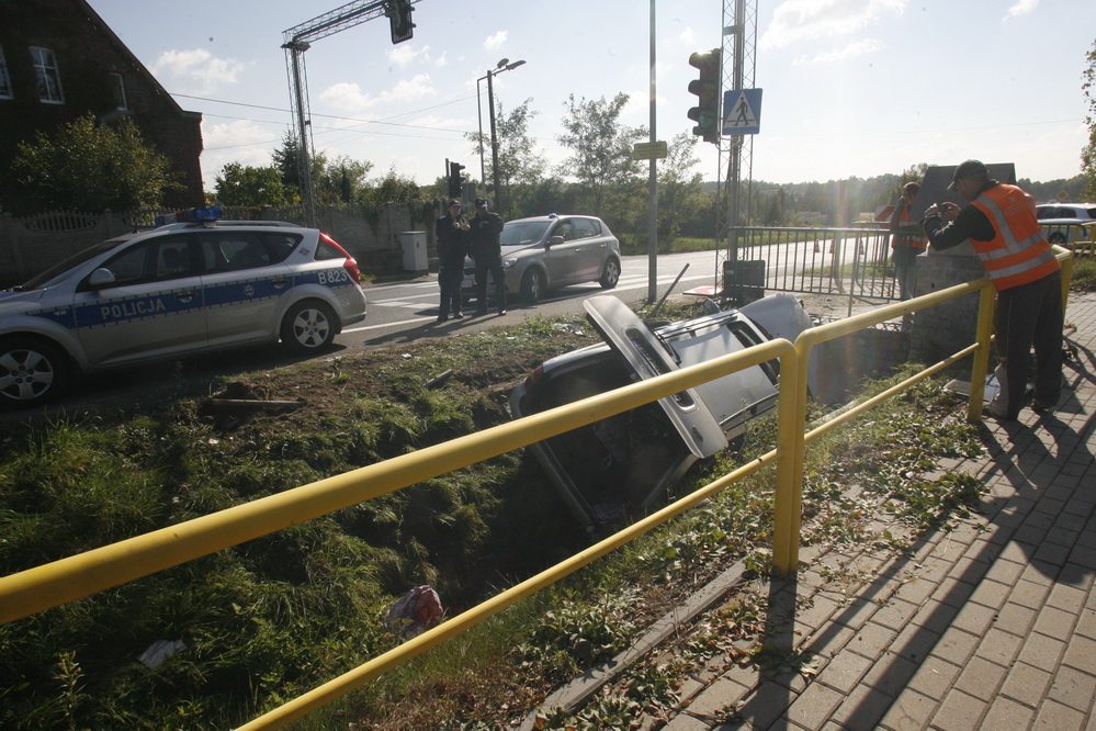Uciekali przed policją i wjechali do rowu!