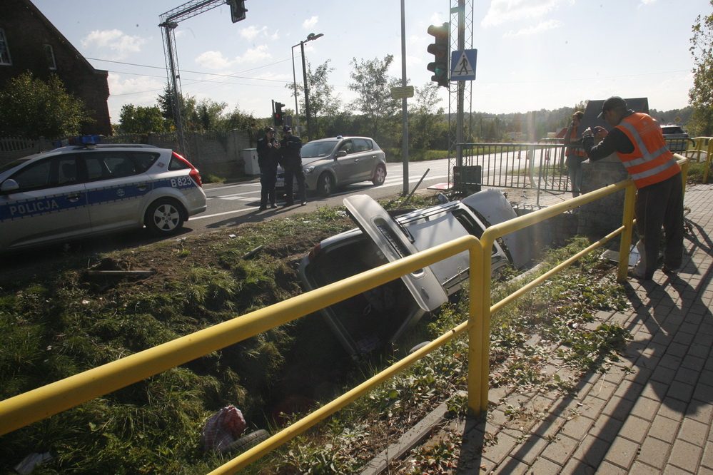 Uciekali przed policją i wjechali do rowu!