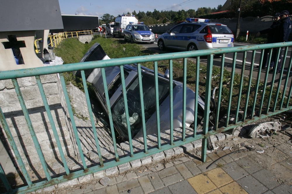 Uciekali przed policją i wjechali do rowu!