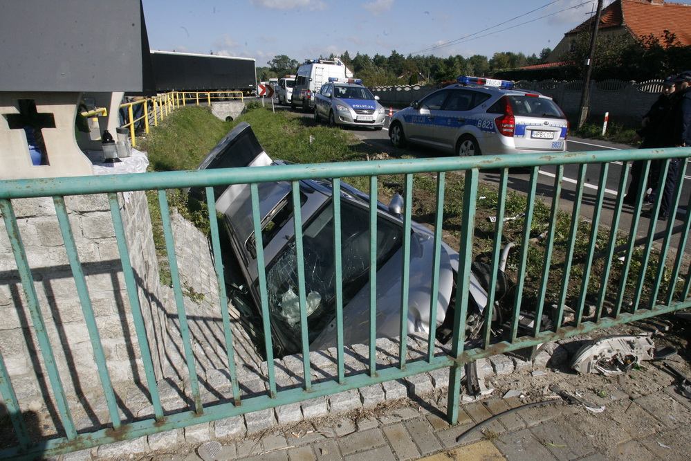 Uciekali przed policją i wjechali do rowu!