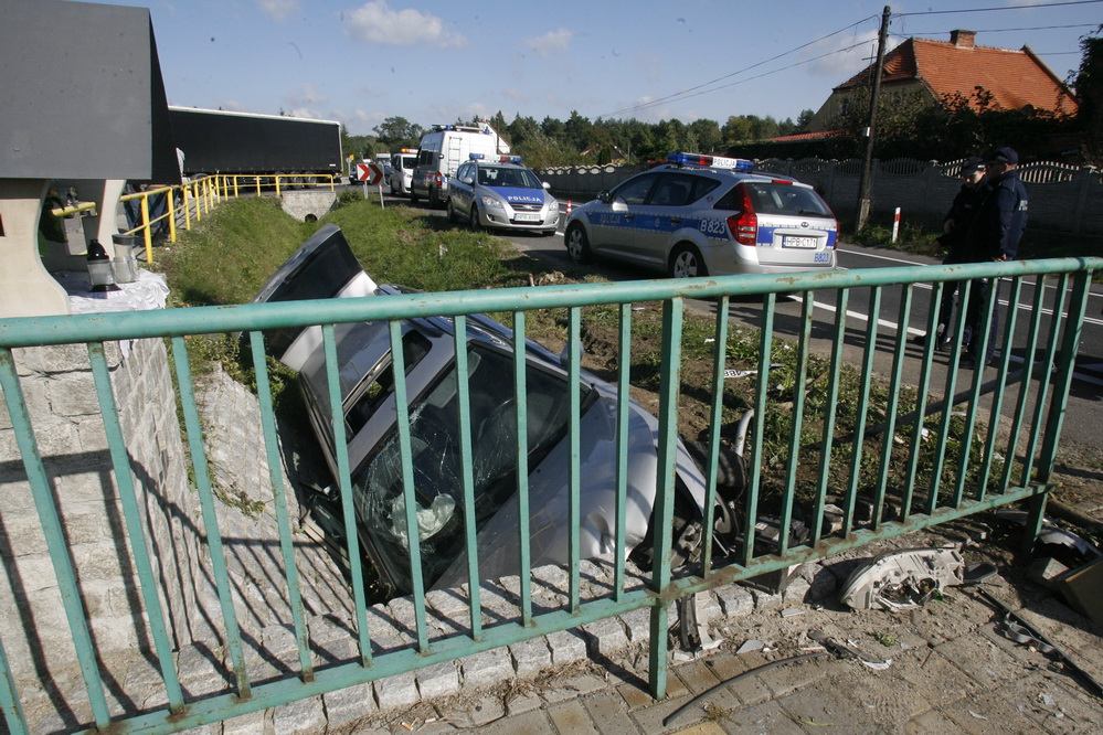 Uciekali przed policją i wjechali do rowu!