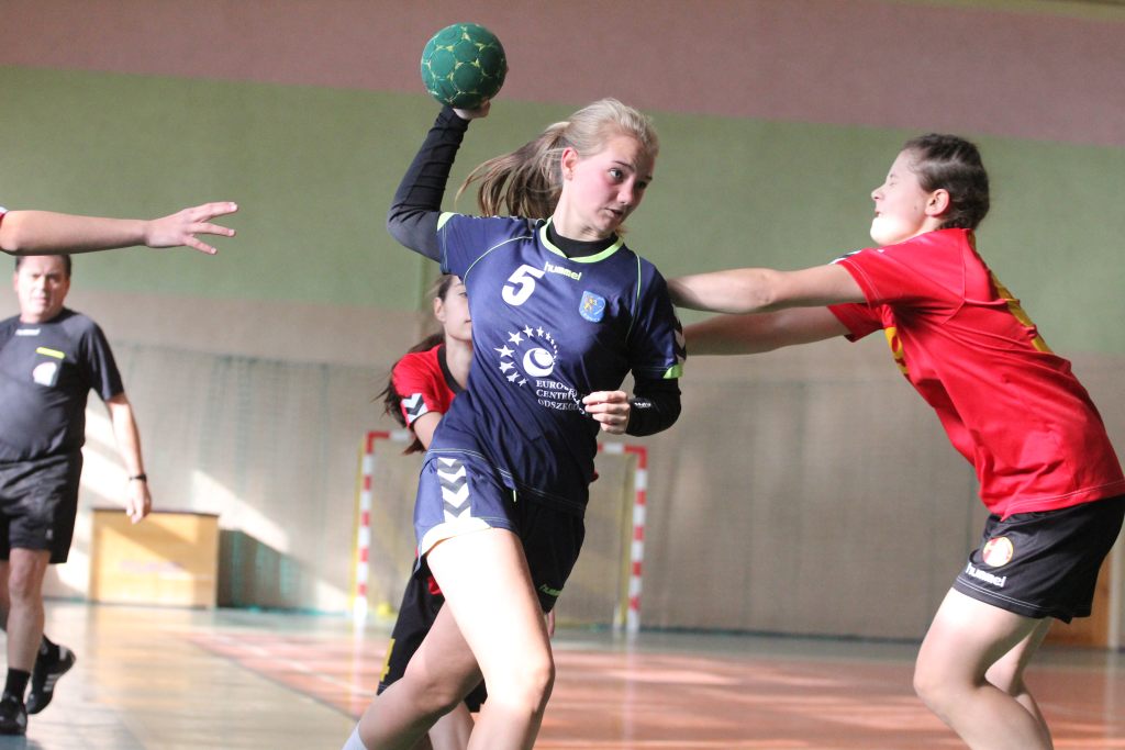 Dziewczęta: EuCo UKS - UKS Handball 28 21:16