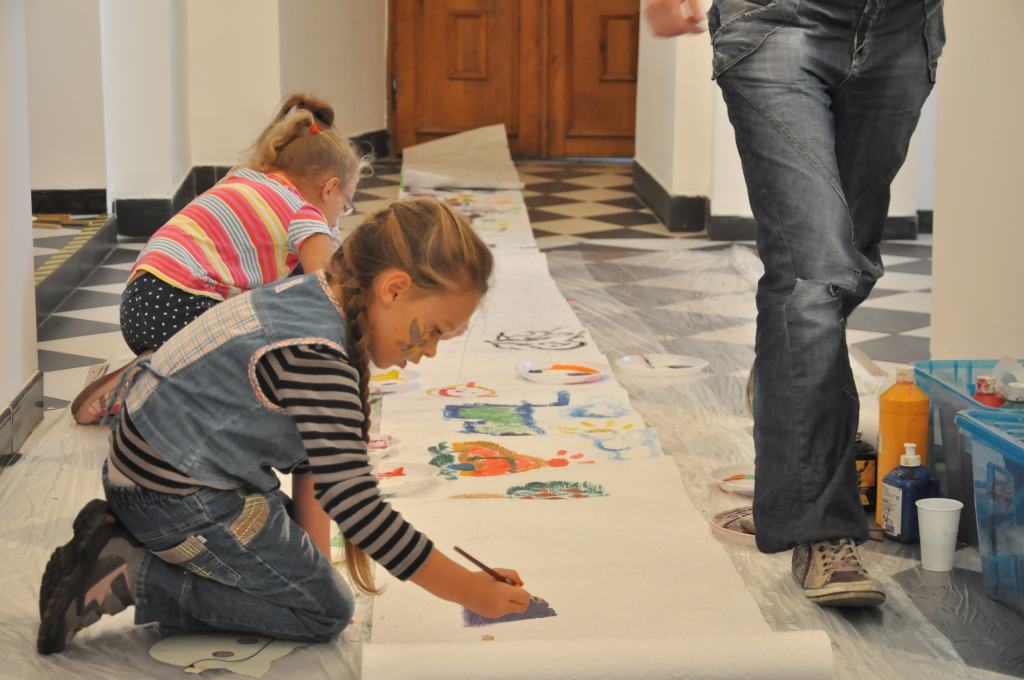 Bawią się na czwartej miejskiej Familiadzie