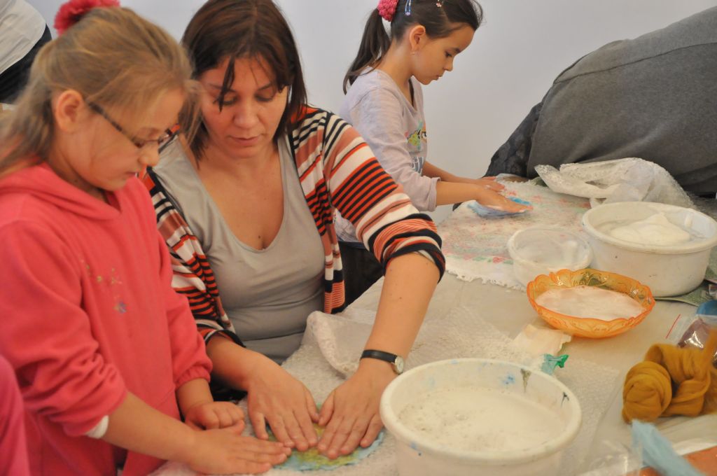 Bawią się na czwartej miejskiej Familiadzie
