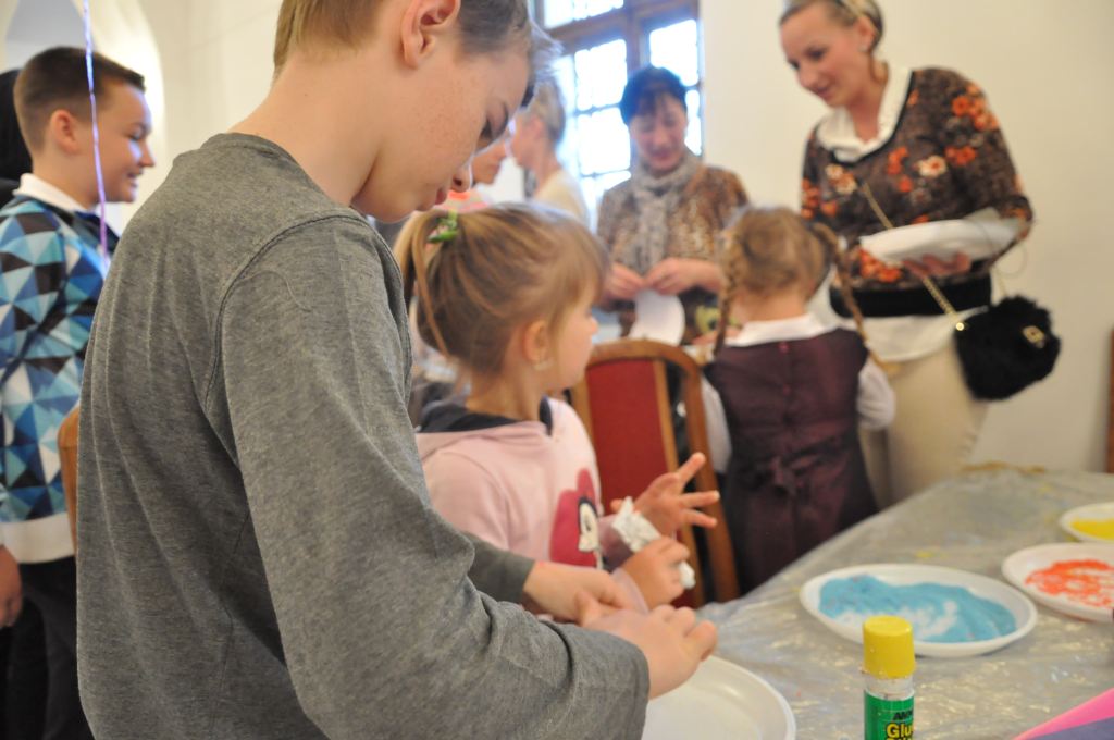 Bawią się na czwartej miejskiej Familiadzie