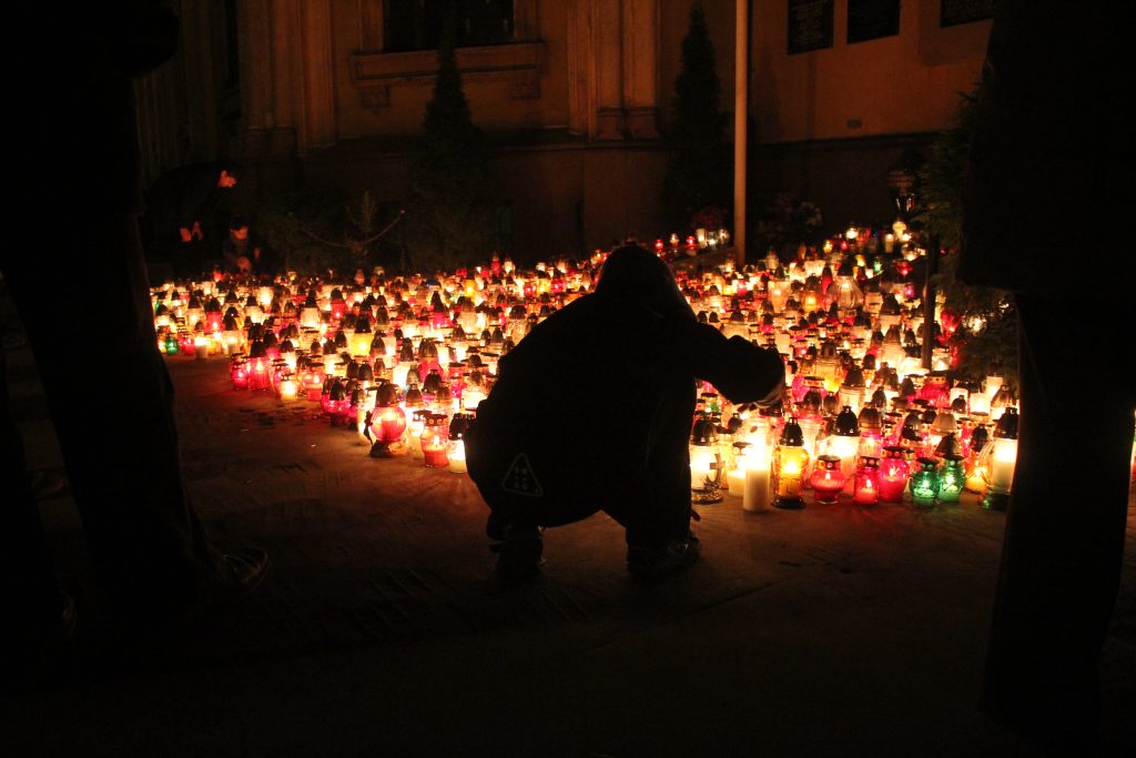 Pięknie nocą na legnickim cmentarzu