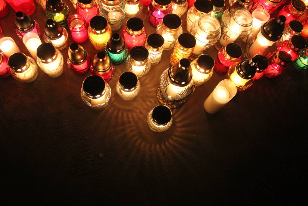 Pięknie nocą na legnickim cmentarzu