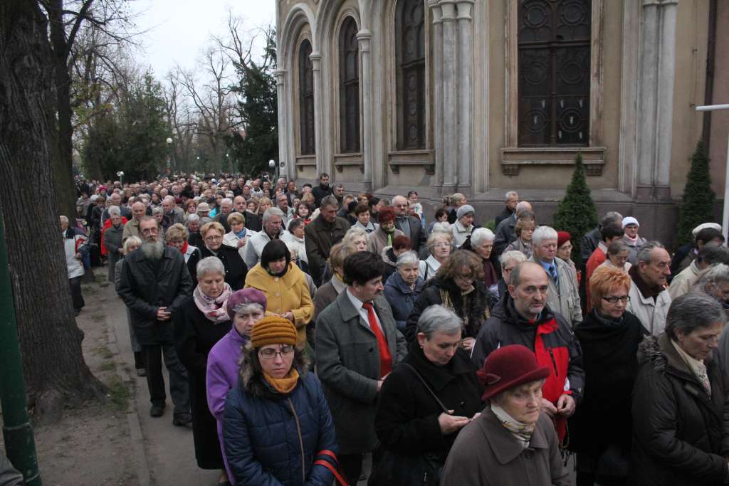 Procesja na legnickim cmentarzu