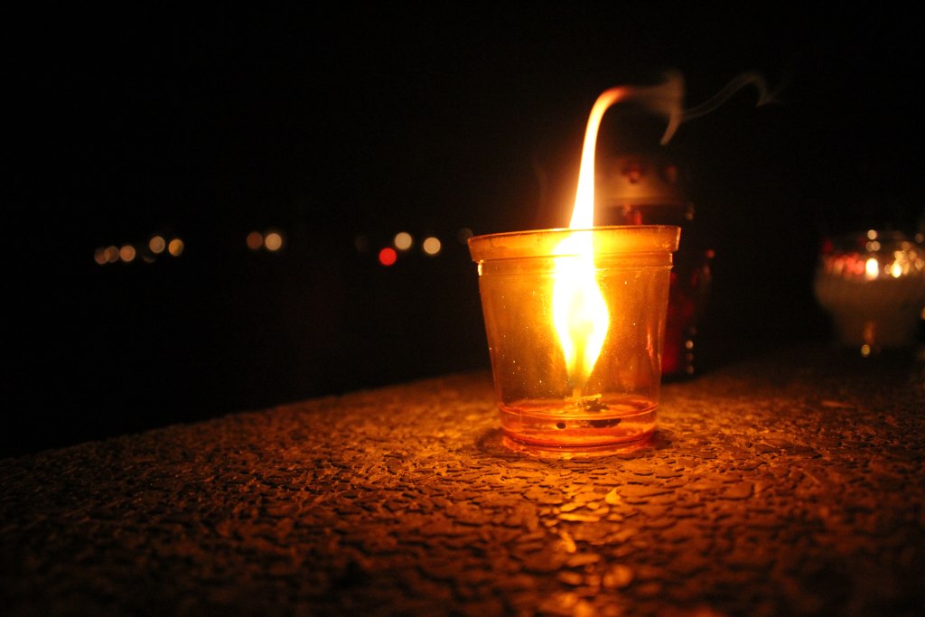 Pięknie nocą na legnickim cmentarzu