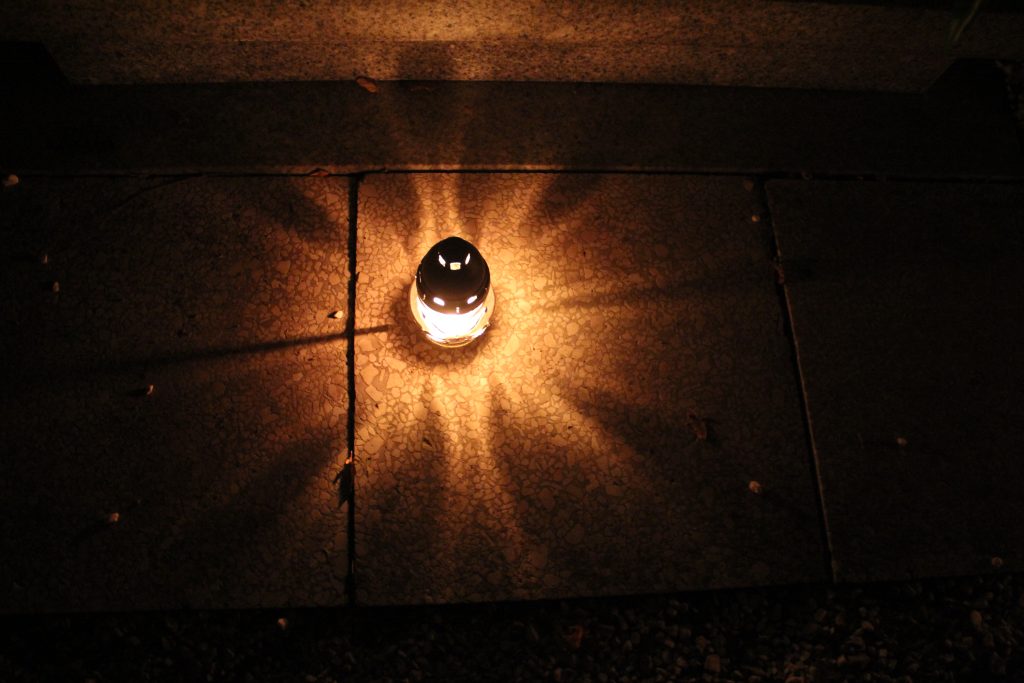 Pięknie nocą na legnickim cmentarzu