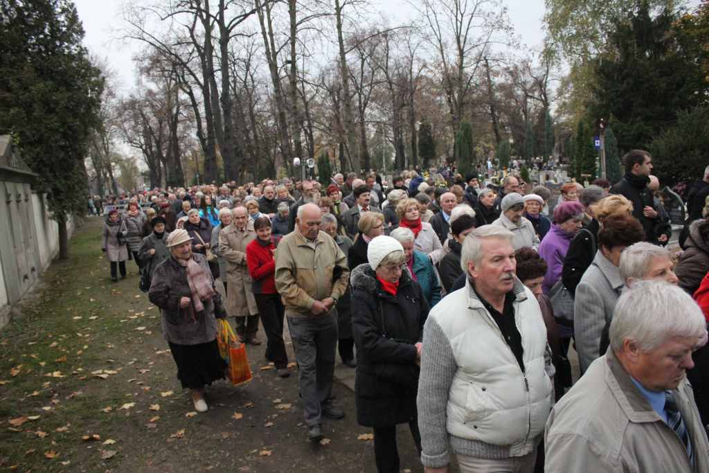 Procesja na legnickim cmentarzu