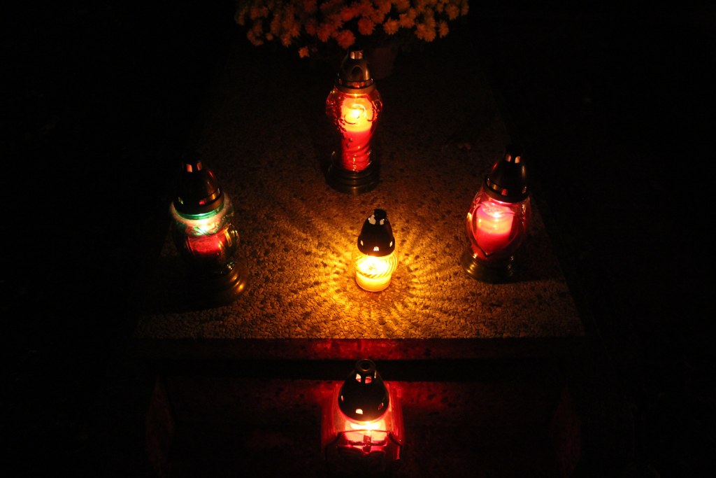 Pięknie nocą na legnickim cmentarzu