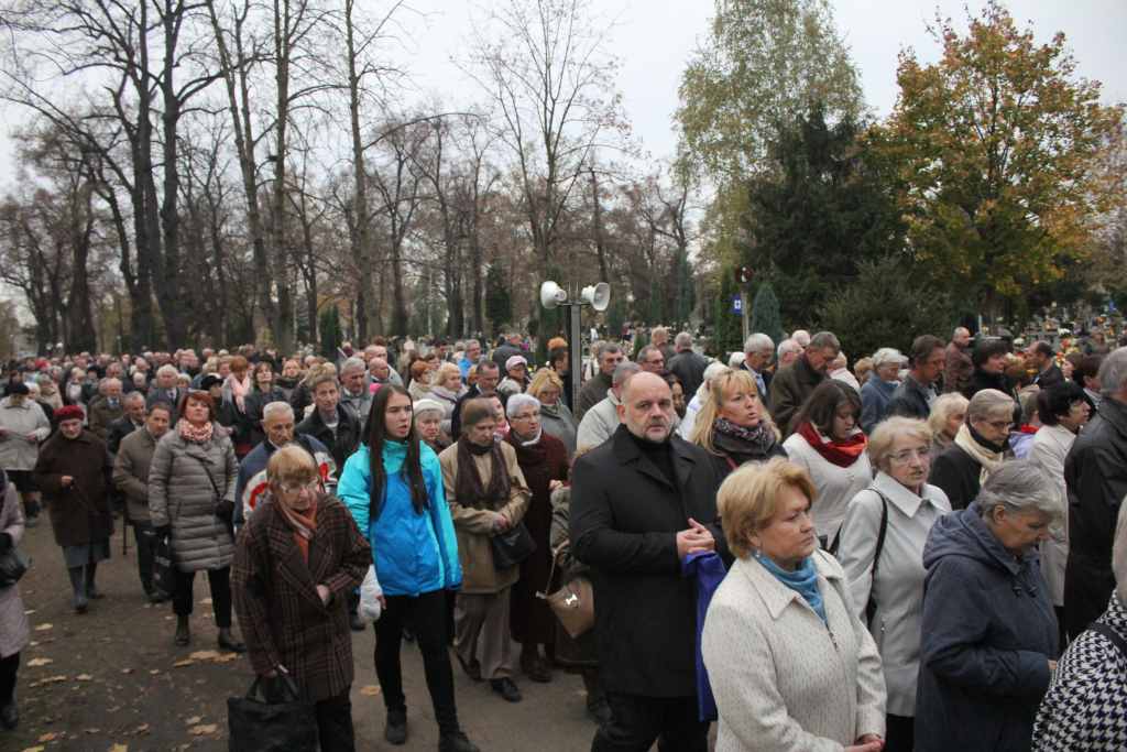 Procesja na legnickim cmentarzu