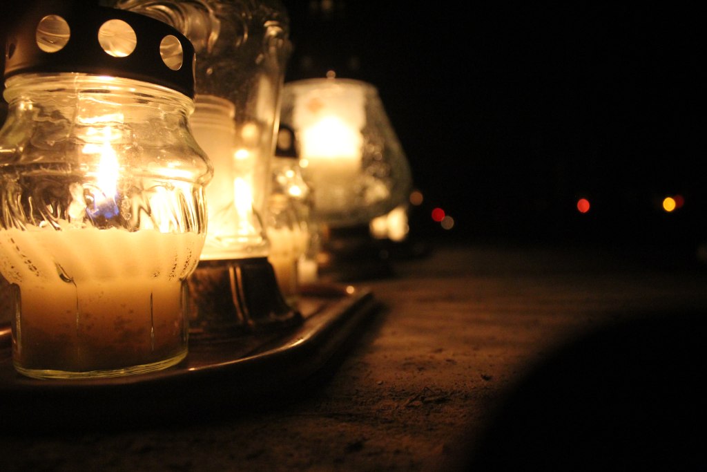 Pięknie nocą na legnickim cmentarzu