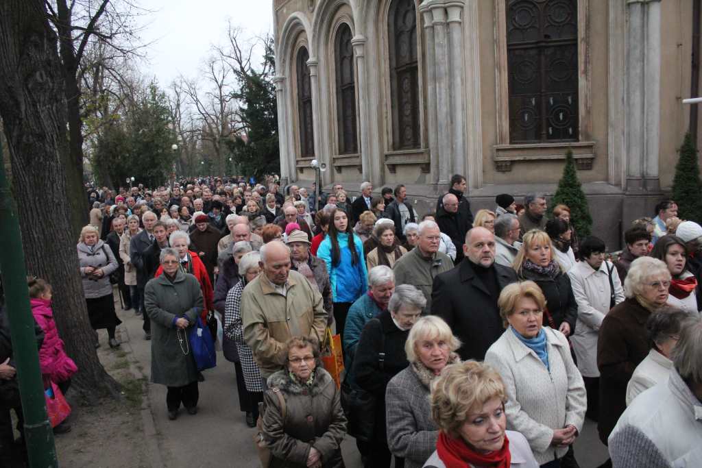Procesja na legnickim cmentarzu