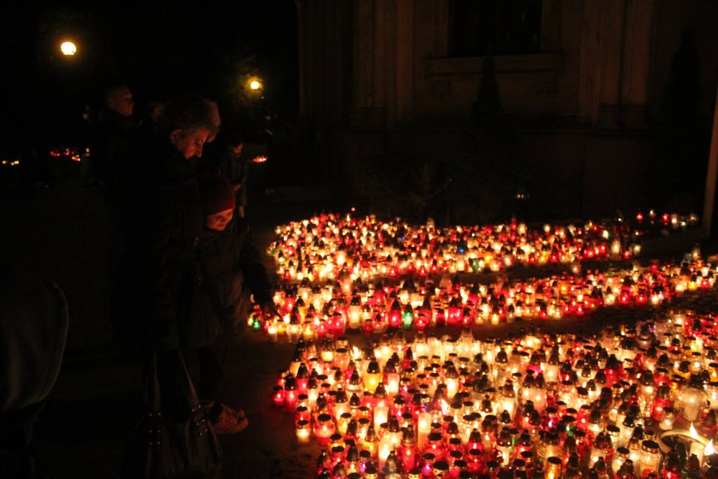Pięknie nocą na legnickim cmentarzu