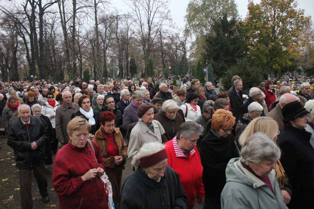 Procesja na legnickim cmentarzu