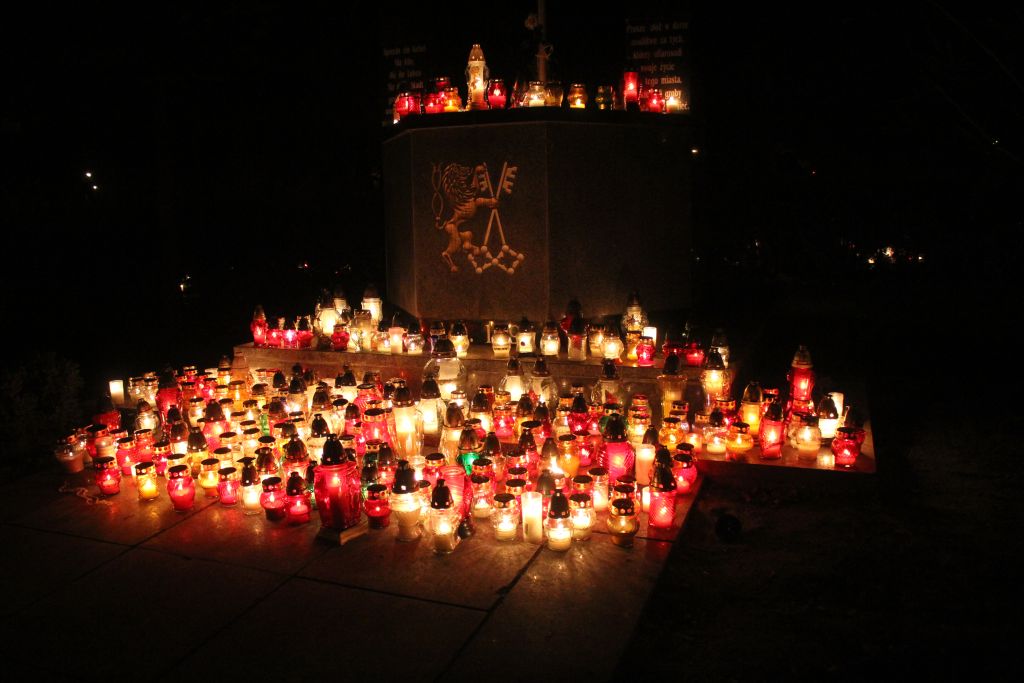 Pięknie nocą na legnickim cmentarzu