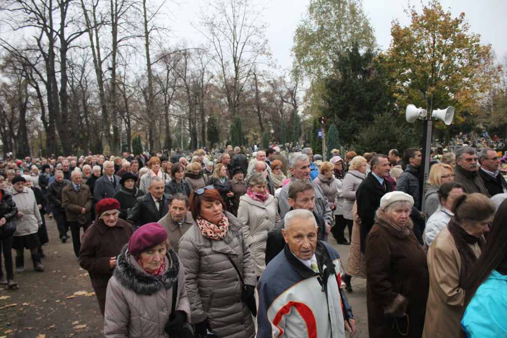 Procesja na legnickim cmentarzu