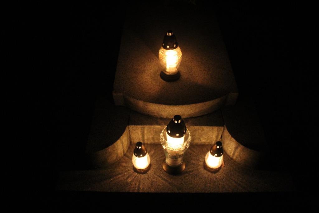 Pięknie nocą na legnickim cmentarzu