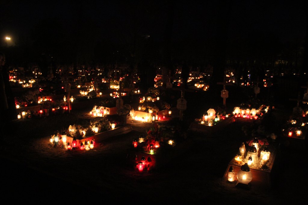 Pięknie nocą na legnickim cmentarzu