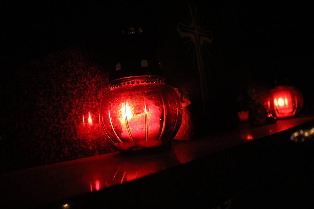 Pięknie nocą na legnickim cmentarzu