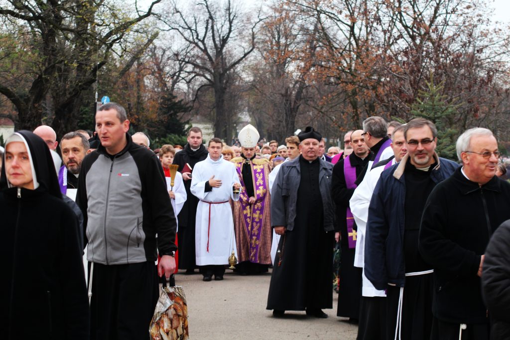 Procesja na legnickim cmentarzu