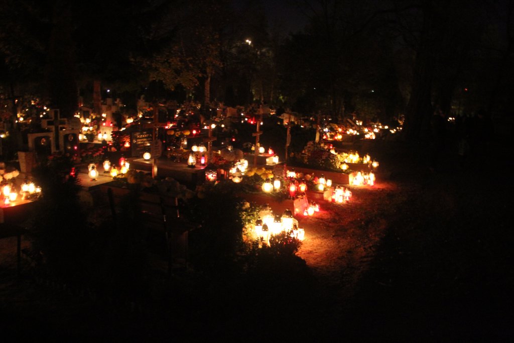 Pięknie nocą na legnickim cmentarzu