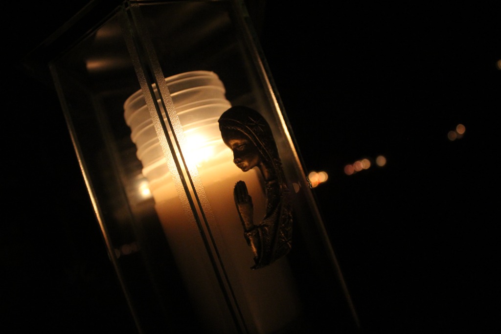 Pięknie nocą na legnickim cmentarzu