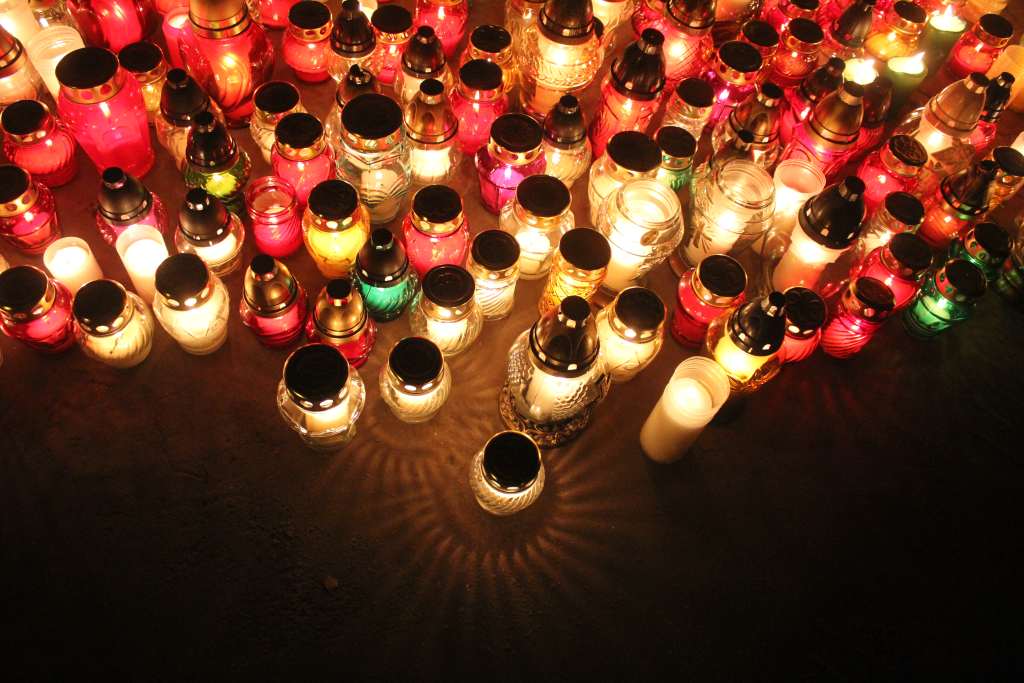 Pięknie nocą na legnickim cmentarzu