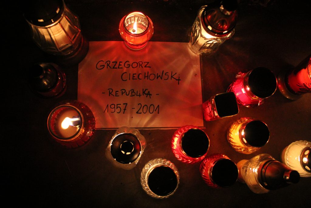 Pięknie nocą na legnickim cmentarzu