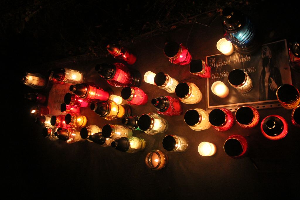 Pięknie nocą na legnickim cmentarzu