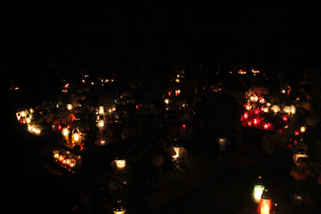 Pięknie nocą na legnickim cmentarzu