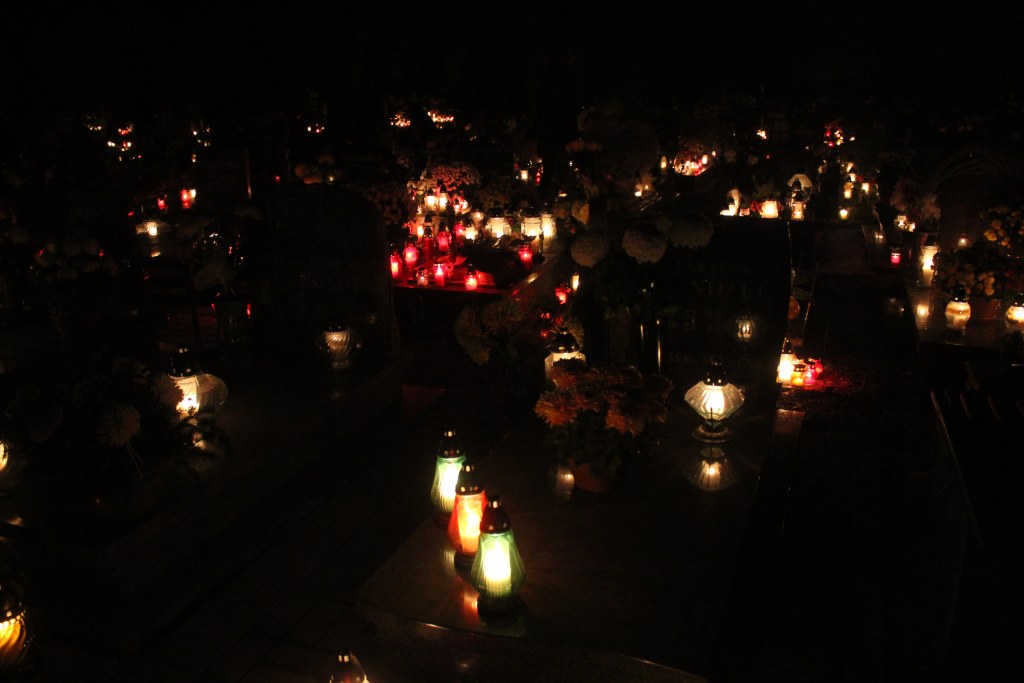 Pięknie nocą na legnickim cmentarzu