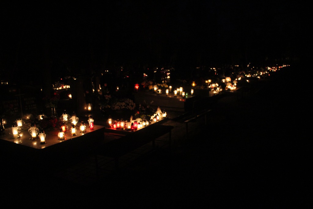 Pięknie nocą na legnickim cmentarzu
